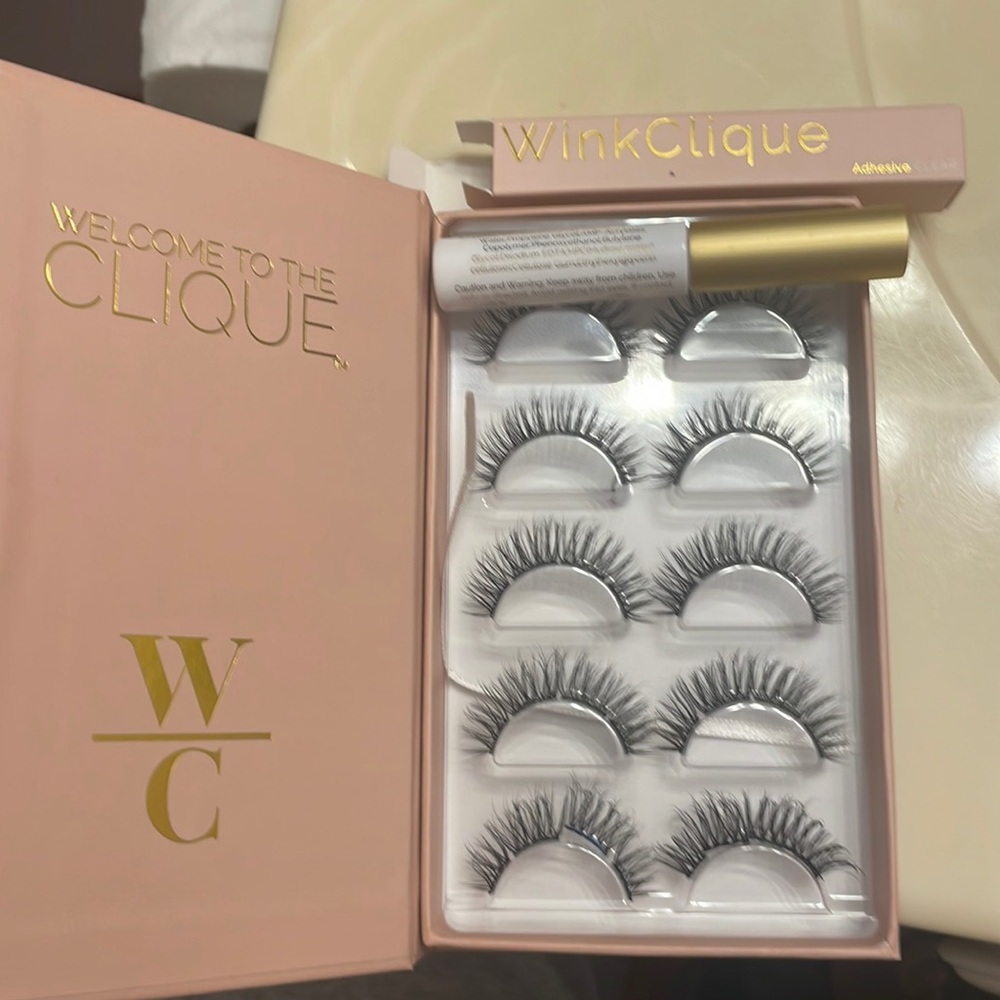 Wink clique lashes.